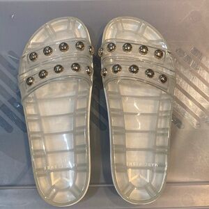 White slip on sandals SIZE 6 🌸